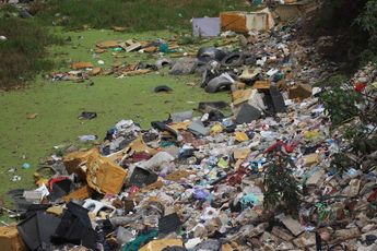 Las aguas verdes contaminadas y los desechos de todo tipo distinguen al tiradero de La Resurrección / Melanie Torres