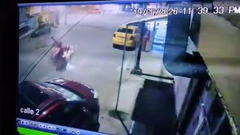 VIDEO | Cámaras de seguridad captan a motociclista arrollando a ciclista en Torreón