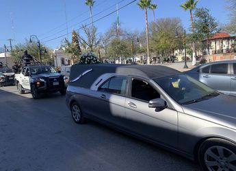 La carroza del oficial arribando a la Plaza Principal del municipio. | Pedro Delgado