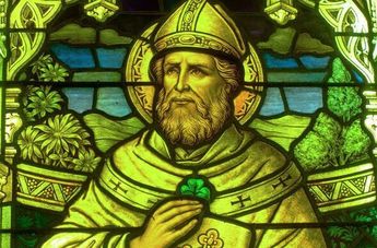 Imagen de San Patricio con un trébol, en el Museo de los Vitrales de Chicago.