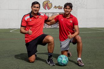 Manuel Ugalde con Juan Ugalde, su hijo mayor, a quien logró heredarle el gusto por el futbol y la odontología / Melanie Torres