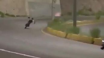 Joven captado haciendo maniobra peligrosa video Laguna Sur Torreón