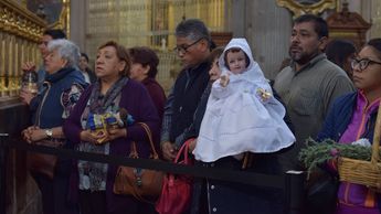 Las bendiciones a las imágenes del Niño Dios se realizan después del término de cada misa | Es Imagen
