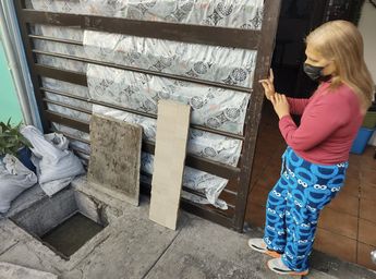 La señora Rosa García en la entrada de su domicilio junto al registro de drenaje. | Fabricio Gallegos