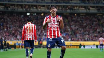 Santi Sandoval: el héroe de las Chivas que fue portero y probó en el box