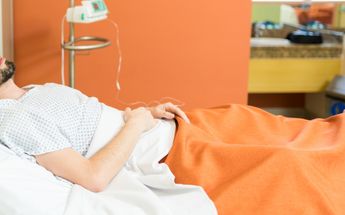 Joven que está internado en un hospital / Freepik