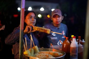Mientras la fiesta estaba suspendida los regios se fueron por un elote. / Jorge López