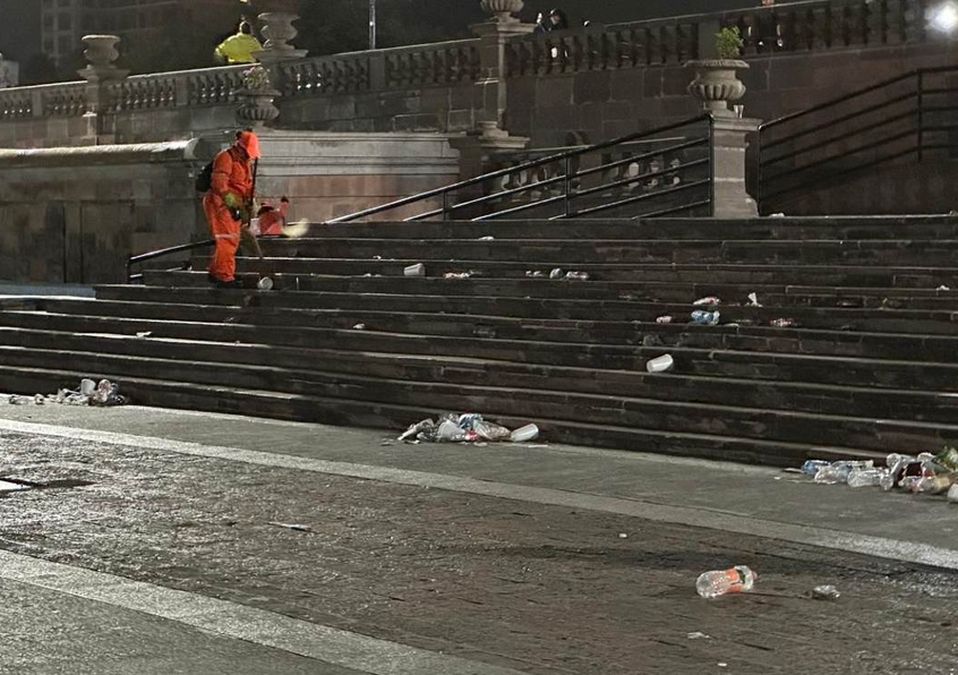 Trabajadores del municipio de Monterrey limpiaron la Explanada de los Héroes. | Miranda Arias