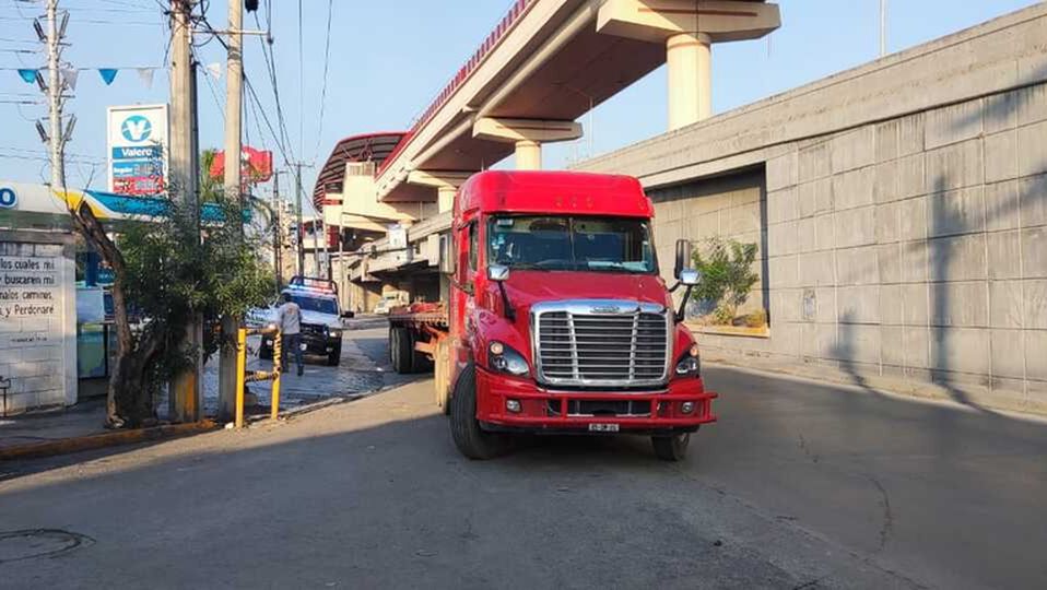 Motociclista choca contra tráiler en avenida Ruiz Cortines / Francisco Zúñiga