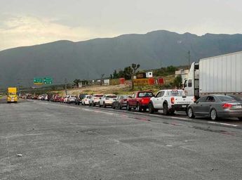 Conductores buscaron rutas alternas para continuar su trayecto. \ Jesús Villegas