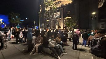 Peregrinos esperan a las afueras de Catedral para comenzar el recorrido a Zapopan. | Roberto Hurtado