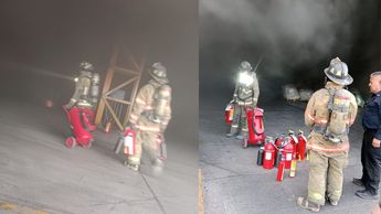 Bomberos hacen maniobras para apagar el siniestro.