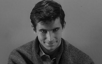Psicosis trata de una mujer que, tras robarle a su jefe, pasa la noche en el Motel Bates, a cargo de Norman y su madre | Psicosis