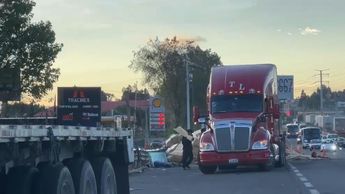 Un tráiler volcó en la autopista México-Puebla a la altura de los Cochinitos, con dirección a la CDMX | Redes sociales