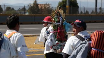 Durante el mes de diciembre es habitual encontrarse con Peregrinos que van a visitar a la Virgen de Guadalupe / Es Imagen