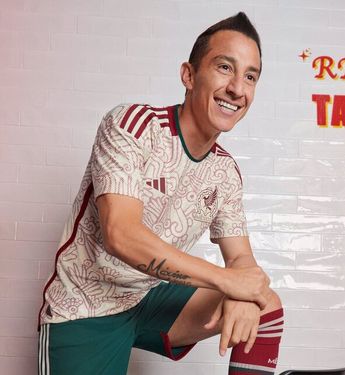Andrés Guardado luciendo el uniforme de visita de la Selección Mexicana para Qatar 2022