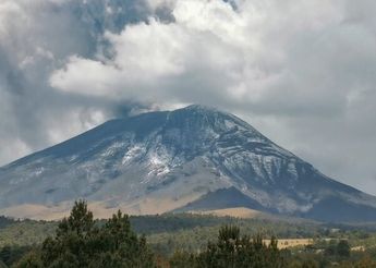 Erupción en el volcán Popocatépetl provoca caída de ceniza en 8 municipios/ Zuleyma García