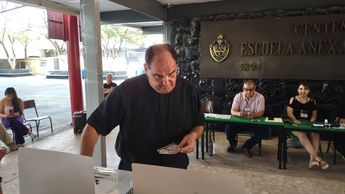 Obispo de Saltillo acude a votar. | Daniel Saniago