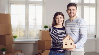 Para muchos jóvenes es más sencillo adquirir una vivienda con créditos compartidos, a través de Infonavit / Foto: Freepik