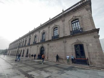 Oficiales resguardan las entradas del Palacio de Gobierno. | Agustín Martínez