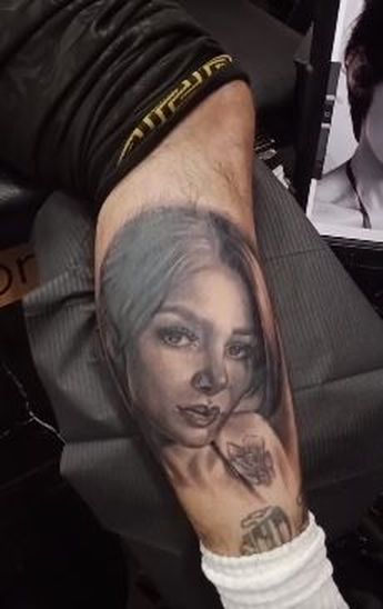 Fans muestran tatuajes de Karely Ruiz. | Especial