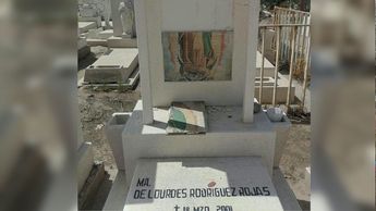 Varias sepulturas sufrieron el destrozo de sus figuras religiosas, las cuales quedaron incompletas a un lado de las lápidas.
