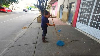 Barrer la banqueta del frente de tu casa en Guadalajara es una obligación marcada en el reglamento de la ciudad | Roberto Hurtado