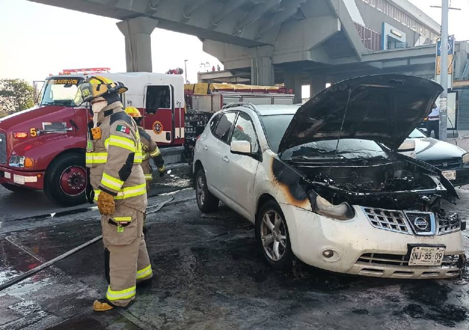 Se incendia camioneta en avenida Colón. | Erik Rocha