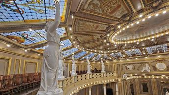 Dentro del edificio hay decoraciones griegas y francesas, dándole un toque europeo al lugar | Melanie Torres