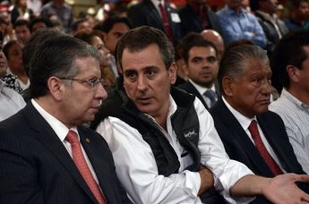 Pepe Chedraui en consejo estatal del PRI del 2013; lo acompañan Enrique Doger y Melquiades Morales / Agencia Es Imagen