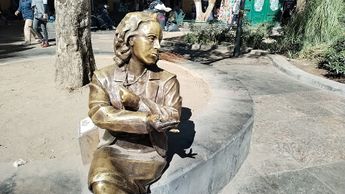 A la estatua de Elena Garro le hace falta uno de sus dedos, así como un libro / Angélica Tenahua
