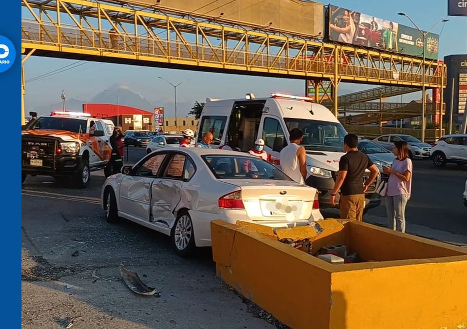 Hombre choca con auto estacionado y huye en avenida Paseo de los Leones