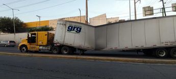 La caja del tráiler sufrió daños. | Francisco Zúñiga Esquivel
