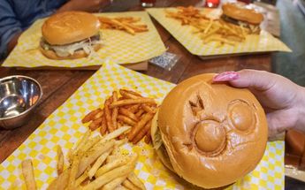 En 'El Callejón Mágico' puedes comer una deliciosa hamburguesa con papas | Melanie Torres