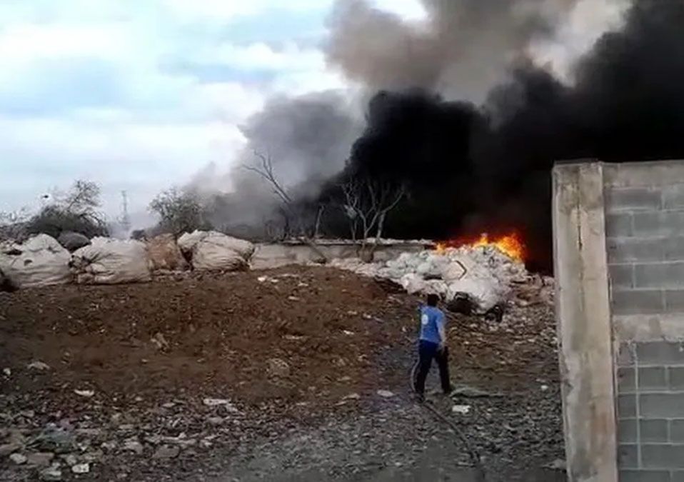 Se incendia terreno de un negocio de plásticos en Escobedo