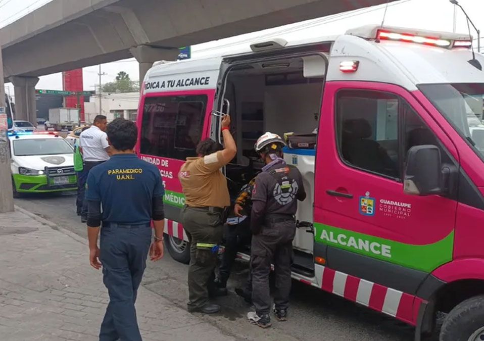 Chofer de ruta 185 se lesiona al revisar radiador por sobrecalentamiento en Guadalupe