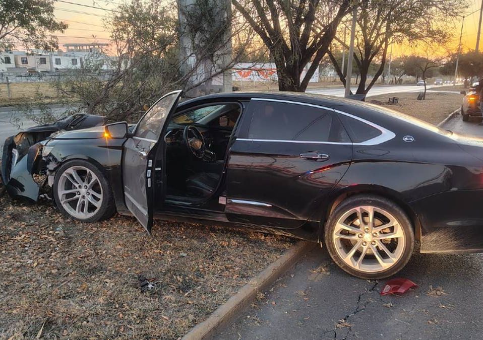 El aparente exceso de velocidad provocó que las huellas de freno quedaran marcadas en la avenida Eloy Cavazos. | Israel Santacruz