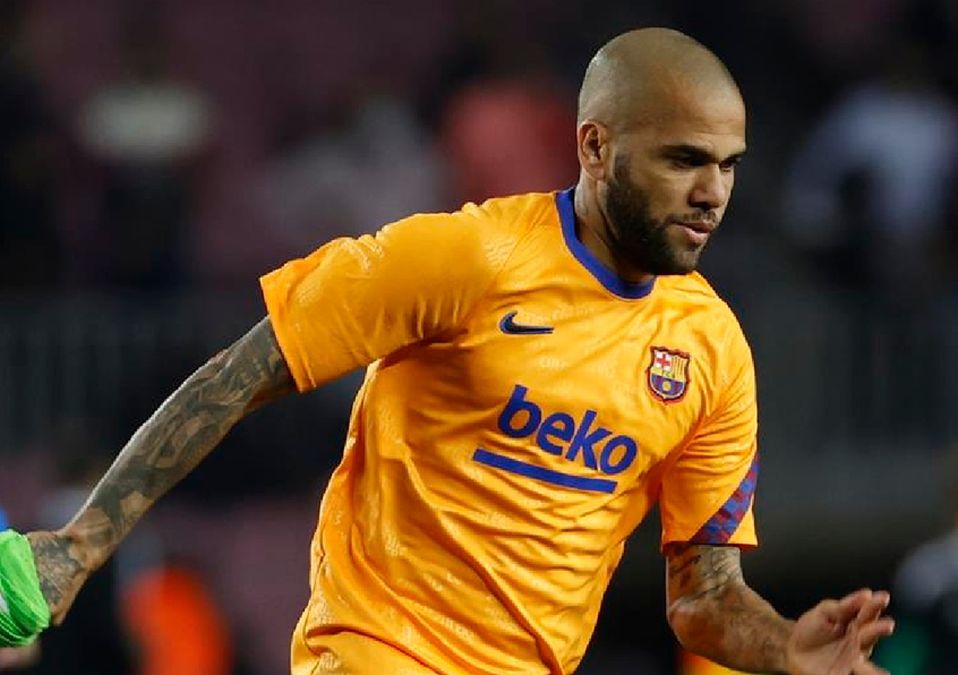 Dani Alves durante el calentamiento previo al partido ante Osasuna