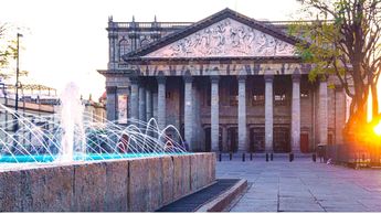El Teatro Degollado bajo un cielo  en Guadalajara este lunes 8 de diciembre; se esperan lluvias ligeras y viento moderado del norte | Foto: FIFA