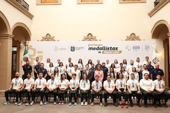 Samuel García con la directora del Instituto Estatal de Cultura Física y Deporte, Meoldy Falcó y los atletas representantes del estado. |