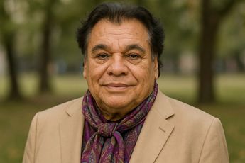 Juan Gabriel sonriente en la calle a sus 75 años / Sora OpenIA