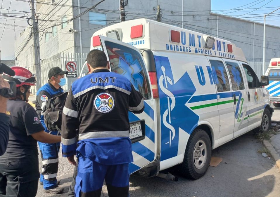 Mujer en situación de calle resulta lesionada tras caerla una barda encima en Monterrey | Jose Luis Marroquín