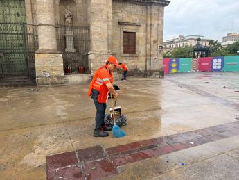 Limpian Plaza Liberación tras acumulación de desechos por juego de México | Roberto Hurtado