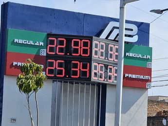La gasolina oscila entra las distintas marcas en un máximo de dos pesos. | Telediario Especial