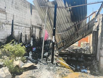 Las llamas destruyeron bicicletas, una cuatrimoto, ropa y causaron el desplome parcial del techo de lámina, además de cobrar la vida de dos tortugas.