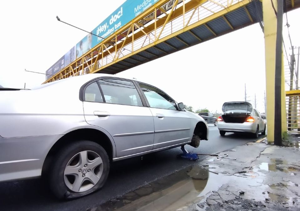 Baches provocados por lluvias afectan a varios vehículos en avenida Garza Sada. | Sandra González