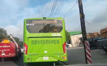 Un camión de ruta urbana se anuncia con un letrero de destino a una ciudad en China. | Eduardo Mendieta