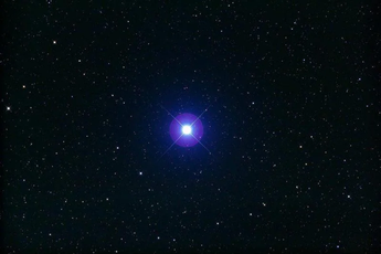 La estrella Spica será el punto más brillante cerca de la microluna de abril,