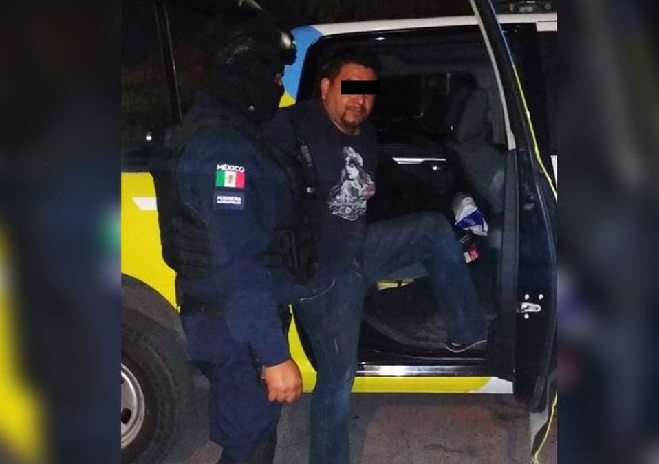 Detienen a conductor por circular con placas colgadas en Monterrey. | Especial