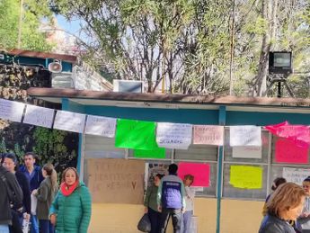 Trabajadores ponen letreros para exigir a director de CCH Naucalpan mayor seguridad